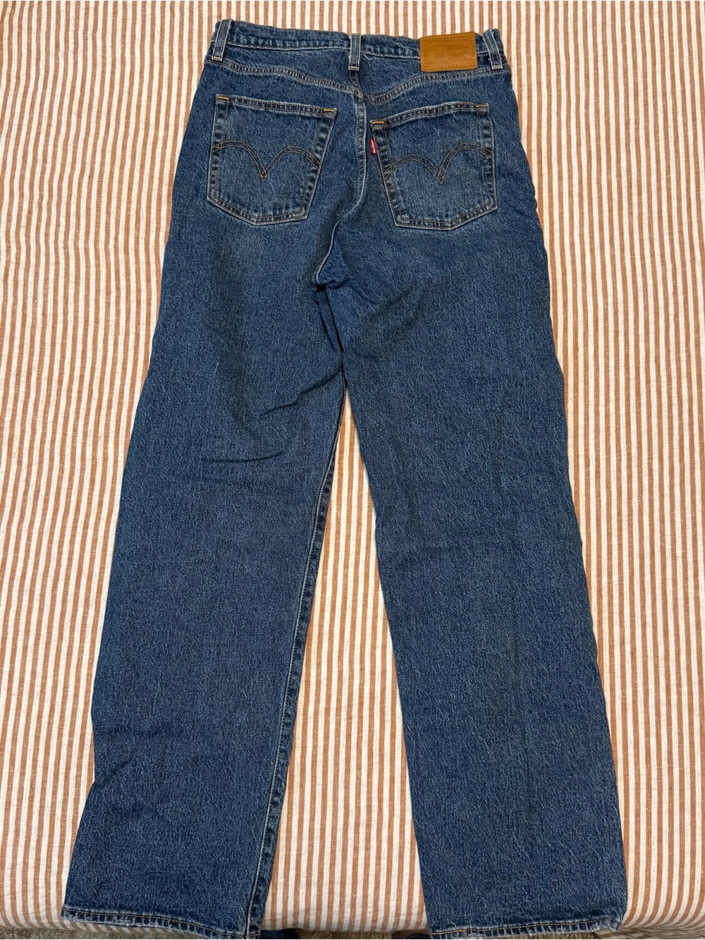Levi’s Ribcage Straight Ankle Jeans. 28 x 31.  Dark wash. Like new.